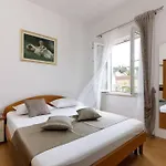 Della Croce Apartman Sutivan
